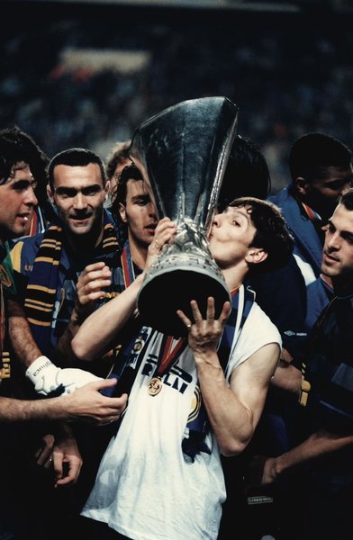 Javier Zanetti soulève la Coupe UEFA 1997/1998