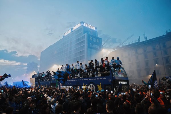 Parade devant les bureaux de l'Inter