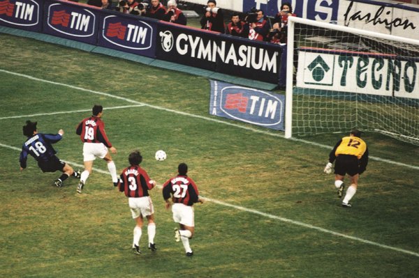 1999/2000 : Derby de Milan, Zamorano ouvre le score